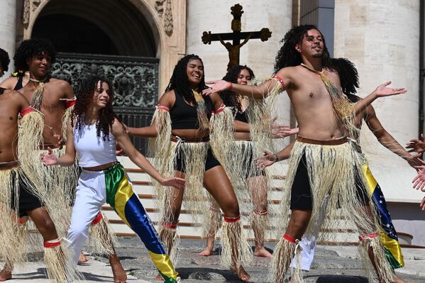 巴西卡波耶拉舞者们在梵蒂冈圣彼得广场跳舞。 - 俄罗斯卫星通讯社