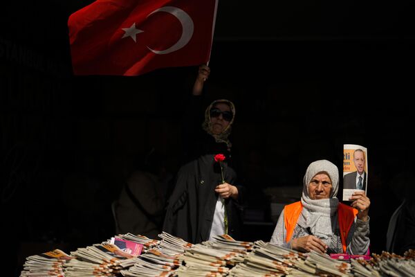 土耳其总统的支持者向伊斯坦布尔市郊乘客分发传单。 - 俄罗斯卫星通讯社