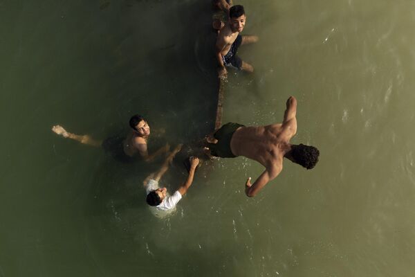 伊拉克南部巴士拉市的年輕人在幼發拉底河和底格里斯河的合流水域游泳。 - 俄羅斯衛星通訊社