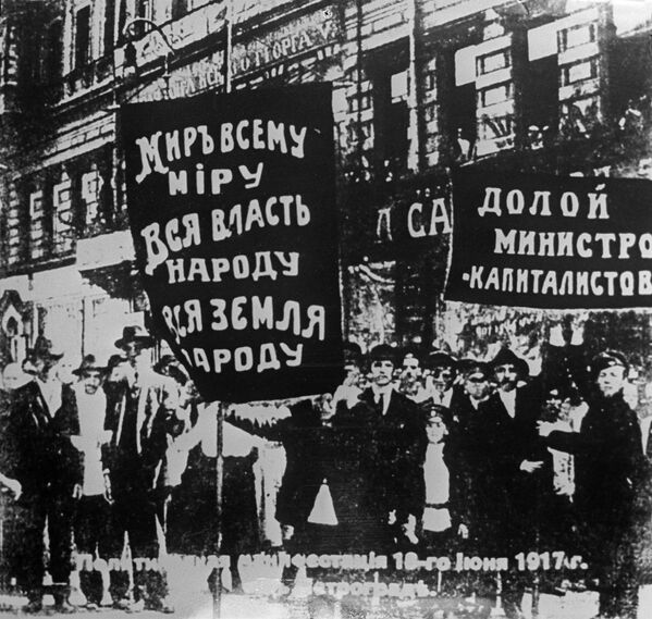 1917年6月18日，遊行的工人士兵要求推翻臨時政府並將所有權力移交給蘇維埃。 - 俄羅斯衛星通訊社