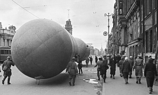 在列宁格勒围困期间，涅瓦大街上的防空气球。 - 俄罗斯卫星通讯社