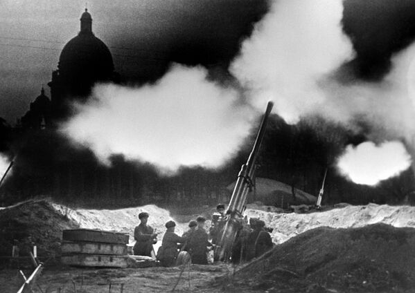 列宁格勒保卫战期间，伊萨基耶夫斯基大教堂前的高射炮阵地对德国空军进行夜间射击。 - 俄罗斯卫星通讯社