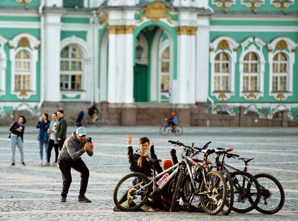 圣彼得堡市冬宫广场上的青年人。 - 俄罗斯卫星通讯社