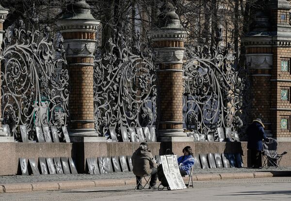圣彼得堡米哈伊洛夫花园附近的市民。 - 俄罗斯卫星通讯社