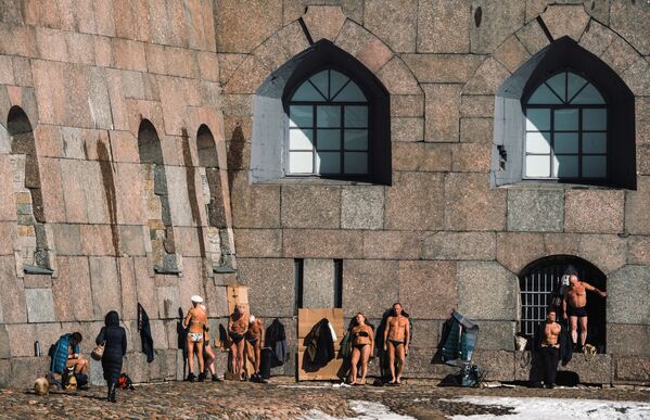 聖彼得堡市民在彼得保羅要塞外牆沙灘上享受日光浴。 - 俄羅斯衛星通訊社