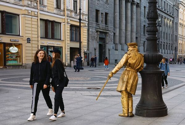 在圣彼得堡市街头散步的女青年。 - 俄罗斯卫星通讯社