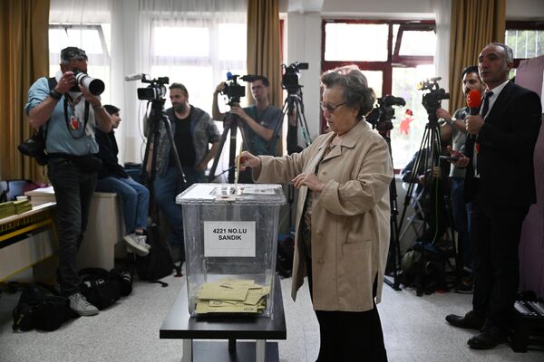 土耳其安卡拉，一名婦女在投票站裡參加土耳其總統大選的第二輪投票 - 俄羅斯衛星通訊社