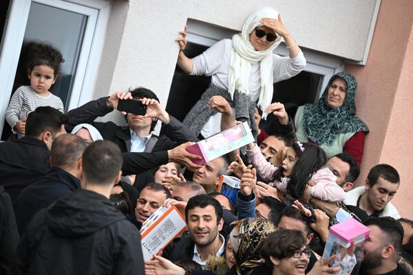 土耳其伊斯坦布爾，投票站附近進行土耳其總統大選第二輪投票的人群 - 俄羅斯衛星通訊社