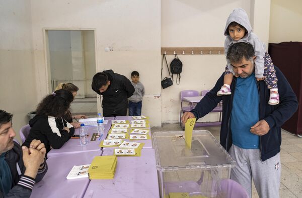 一名男子参加土耳其大选的第二轮投票 - 俄罗斯卫星通讯社