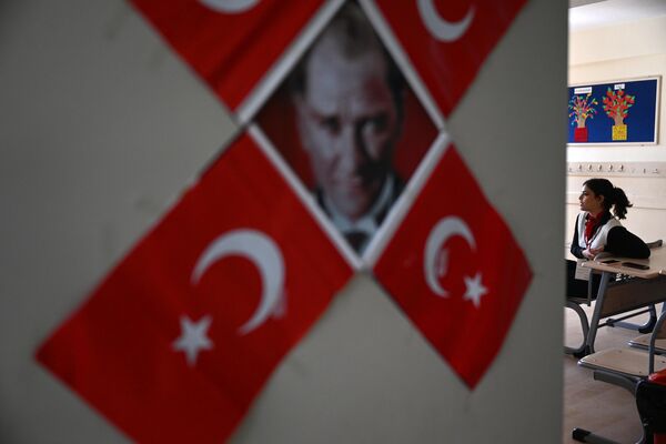 土耳其安卡拉一个投票站里的土耳其共和国首任总统、现代土耳其创始人阿塔图尔克的头像 - 俄罗斯卫星通讯社