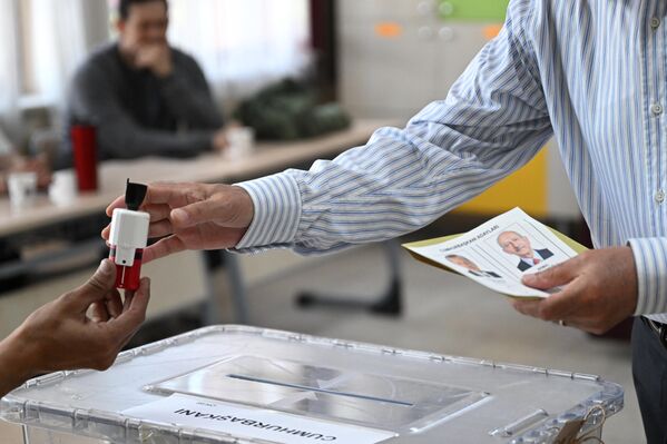 土耳其安卡拉，一名男子在投票站里参加土耳其大选的第二轮投票 - 俄罗斯卫星通讯社