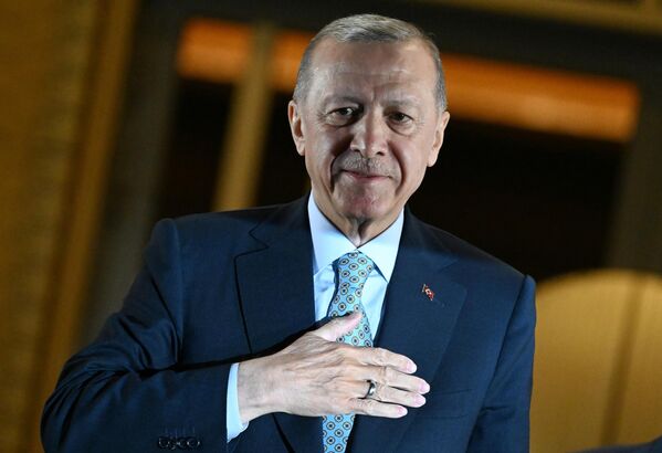 土耳其現任總統雷傑普·塔伊普·埃爾多安在安卡拉的總統府廣場前向支持者講話。在第二輪投票中，現任總統雷傑普·塔伊普·埃爾多安與其對手凱末爾· 克勒奇達爾奧盧參與角逐。 - 俄羅斯衛星通訊社