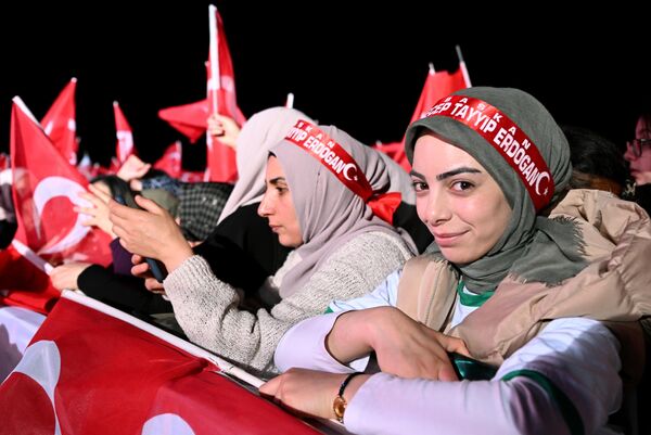 在安卡拉總統府外的廣場上，現任土耳其總統雷傑普·塔伊普·埃爾多安的支持者們。現任國家元首雷傑普·塔伊普·埃爾多安和土耳其反對黨總統候選人凱末爾·克勒赤達羅盧參與了第二輪競選。 - 俄羅斯衛星通訊社
