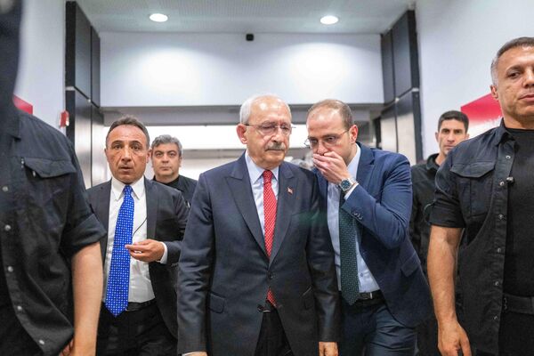 2023年5月28日，共和人民党领导人和反对党阵营“民族联盟”候选人克勒奇达尔奥卢(中)在安卡拉的共和人民党总部发表演讲后一起散步。土耳其总统雷杰普·塔伊普·埃尔多安宣布在历史性的决选中获胜后，土耳其反对派领导人对国家的未来表示“真正的悲伤”。(BULENT KILIC /法新社) - 俄罗斯卫星通讯社