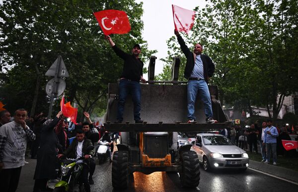 在安卡拉總統府外的廣場上，現任土耳其總統雷傑普·塔伊普·埃爾多安的支持者們。第二輪競選涉及現任國家元首雷傑普·塔伊普·埃爾多安和土耳其反對黨總統候選人凱末爾·克勒赤達羅盧。 - 俄羅斯衛星通訊社