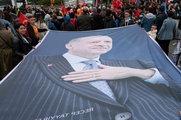 2023年5月28日，土耳其总统埃尔多安的支持者在伊斯坦布尔挥舞旗帜庆祝总统决选。土耳其总统雷杰普·塔伊普·埃尔多安在2023年5月28日的历史性决选中宣布获胜，这是他20年统治以来最严峻的挑战。(Umit Turhan Coskun/法新社) - 俄罗斯卫星通讯社