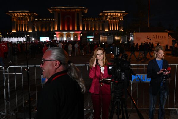 土耳其第二轮总统选举结束后，安卡拉总统府外的记者们。 - 俄罗斯卫星通讯社