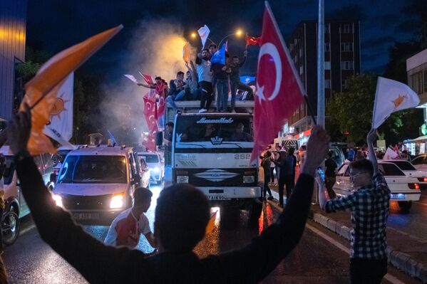 2023年5月28日，在遭受地震襲擊的城市卡赫拉曼馬拉什，土耳其總統雷傑普·塔伊普·埃爾多安的支持者在第二輪總統選舉後慶祝埃爾多安的勝利。土耳其總統雷傑普·塔伊普·埃爾多安在2023年5月28日的歷史性決選中宣佈獲勝，這是他20年統治以來最嚴峻的挑戰。(圖片來源:Can EROK /法新社) - 俄羅斯衛星通訊社