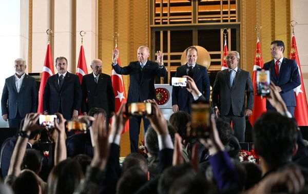 土耳其现任总统雷杰普·塔伊普·埃尔多安（中）在安卡拉的总统府前向支持者讲话。土耳其现任国家元首雷杰普·塔伊普·埃尔多安和土耳其反对党总统候选人凯末尔·克勒赤达罗卢参与了第二轮竞选。 - 俄罗斯卫星通讯社