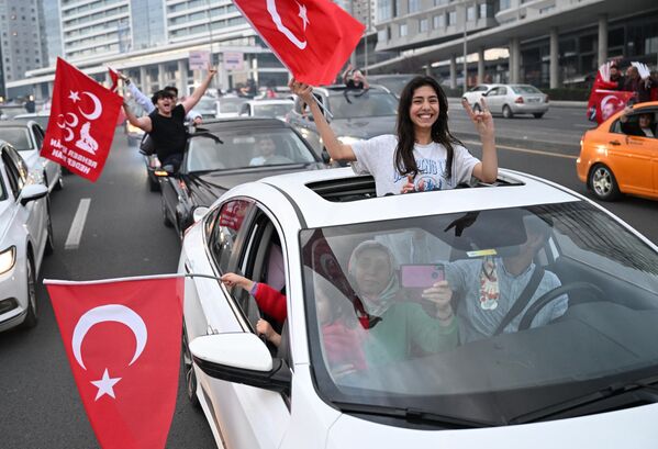 现任土耳其总统雷杰普·塔伊普·埃尔多安的支持者们在安卡拉的一条街道上。现任国家元首雷杰普·塔伊普·埃尔多安和土耳其反对党总统候选人凯末尔·克勒赤达罗卢参与了第二轮竞选。 - 俄罗斯卫星通讯社