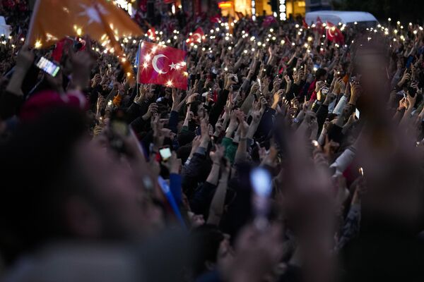 2023年5月28日星期日，土耳其伊斯坦布爾，總統雷傑普·塔伊普·埃爾多安的支持者在官邸外慶祝。土耳其現任總統雷傑普·塔伊普·埃爾多安宣佈在該國的決選中獲勝，將他的統治延長到第三個十年。(Francisco Seco/美聯社) - 俄羅斯衛星通訊社
