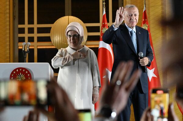 土耳其現任總統雷傑普·塔伊普·埃爾多安和他的妻子埃米娜·埃爾多安在安卡拉的總統府前。土耳其現任國家元首雷傑普·塔伊普·埃爾多安和土耳其反對黨總統候選人凱末爾·克勒赤達羅盧參與了第二輪競選。 - 俄羅斯衛星通訊社