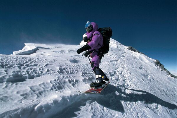 2001年5月23日，极限滑雪运动员Marco Siffredi首次登顶珠穆朗玛峰。2002年9月8日，他在珠穆朗玛峰北壁的某处消失,年仅23岁。（法新社） - 俄罗斯卫星通讯社