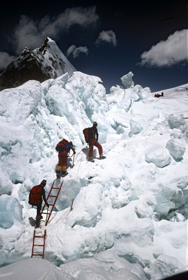 苏联第一支喜马拉雅探险队，在轻质梯子的帮助下穿越了昆布冰瀑的裂缝。 - 俄罗斯卫星通讯社