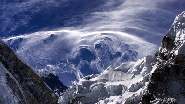 珠峰东坡暴雪上千人被困 - 俄罗斯卫星通讯社