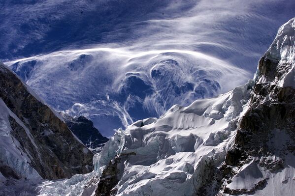2003年5月24日，从尼泊尔的珠峰大本营可见，珠穆朗玛峰周围山峰附近形成飘渺的云雾。 (美联社 资料图) - 俄罗斯卫星通讯社