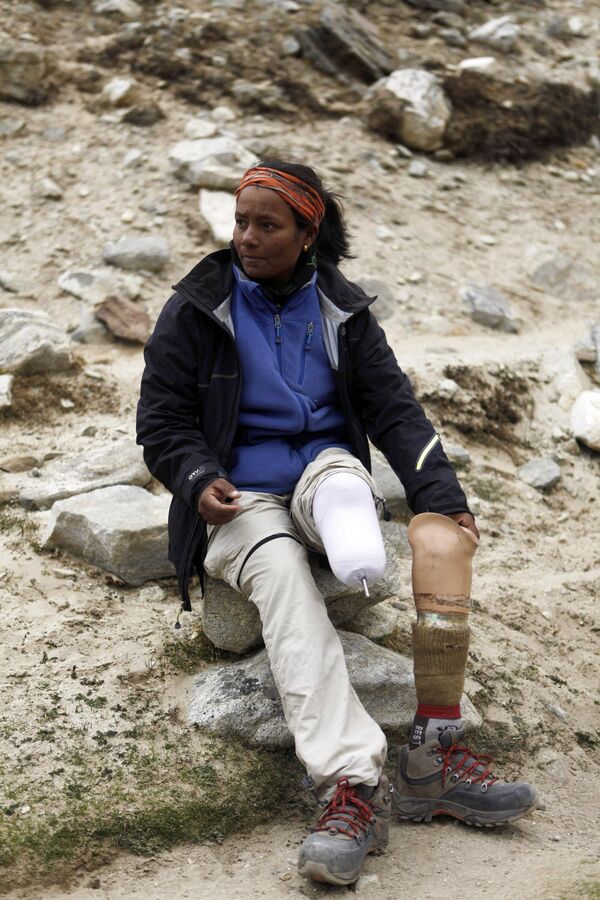 2013年5月25日，印度登山者阿鲁尼玛·辛哈（Arunima Sinha）在加德满都东北约140公里（87英里）的罗布切（Lobuche）摘下她的左腿假肢。26岁的辛哈5月21日成为第一个攀登珠峰的女性截肢者。(法新社) - 俄罗斯卫星通讯社