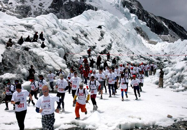 2006年5月29日，在珠峰大本营，马拉松运动员在“丹增·希拉里珠峰马拉松赛”开始时奔跑。共有140多名马拉松运动员参加了比赛，行程26.2英里，海拔高度从5364米到3446米。(法新社) - 俄罗斯卫星通讯社