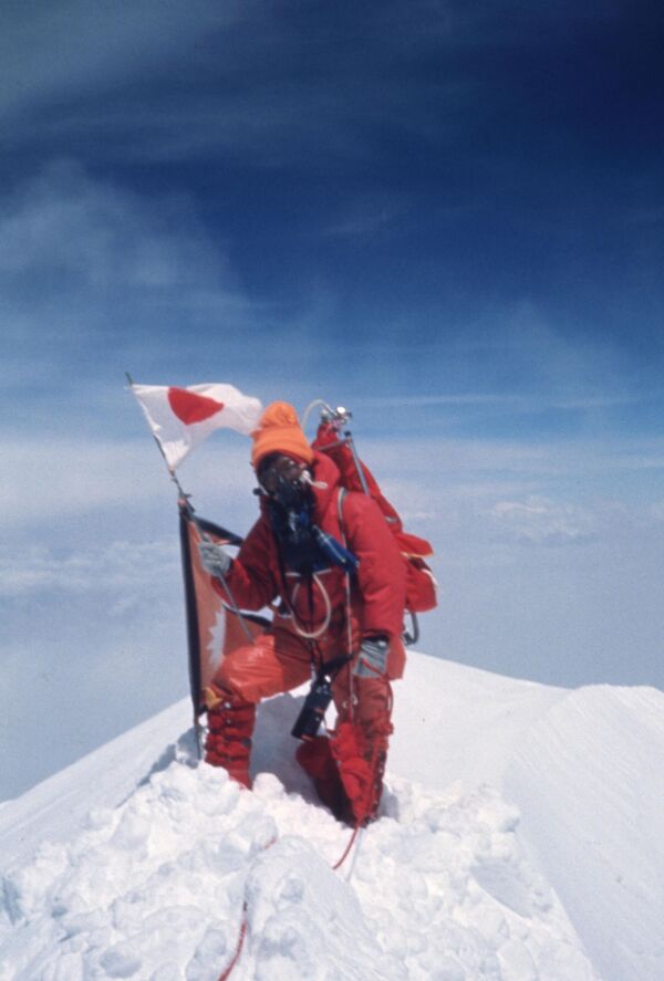 1975年5月16日，登山者田部井淳子成为第一个站在尼泊尔珠穆朗玛峰峰顶的女性。 - 俄罗斯卫星通讯社