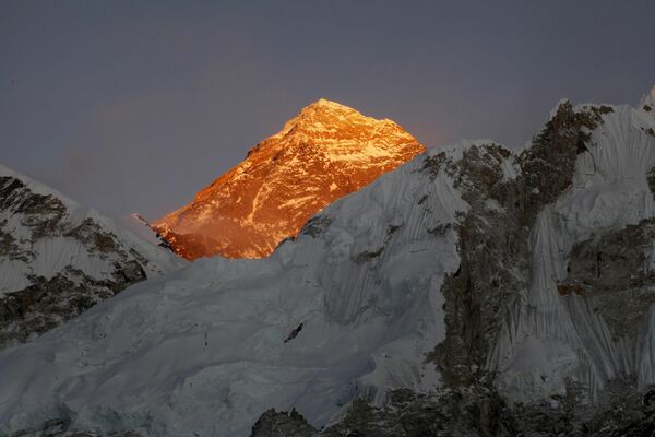 2015年11月12日，从通往尼泊尔卡拉帕塔的路上看到的珠穆朗玛峰。(美联社) - 俄罗斯卫星通讯社