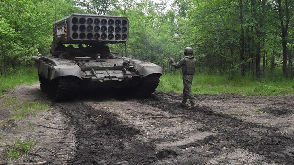 特別軍事行動區域里的俄軍TOS-1A“日炙”重型噴火系統。 - 俄羅斯衛星通訊社
