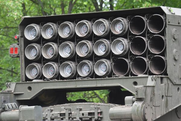 特别军事行动区域里，俄军TOS-1A“日炙”重型喷火系统发射装置里的非制导火箭弹。 - 俄罗斯卫星通讯社
