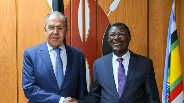 拉夫罗夫与肯尼亚国民议会议长互赠礼物 - 俄罗斯卫星通讯社