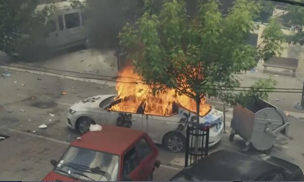 科索沃北部和梅托希亞發生衝突期間燃燒的汽車。 - 俄羅斯衛星通訊社