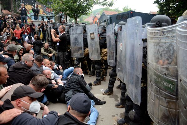 科索沃茲韋錢的塞族抗議者。 - 俄羅斯衛星通訊社