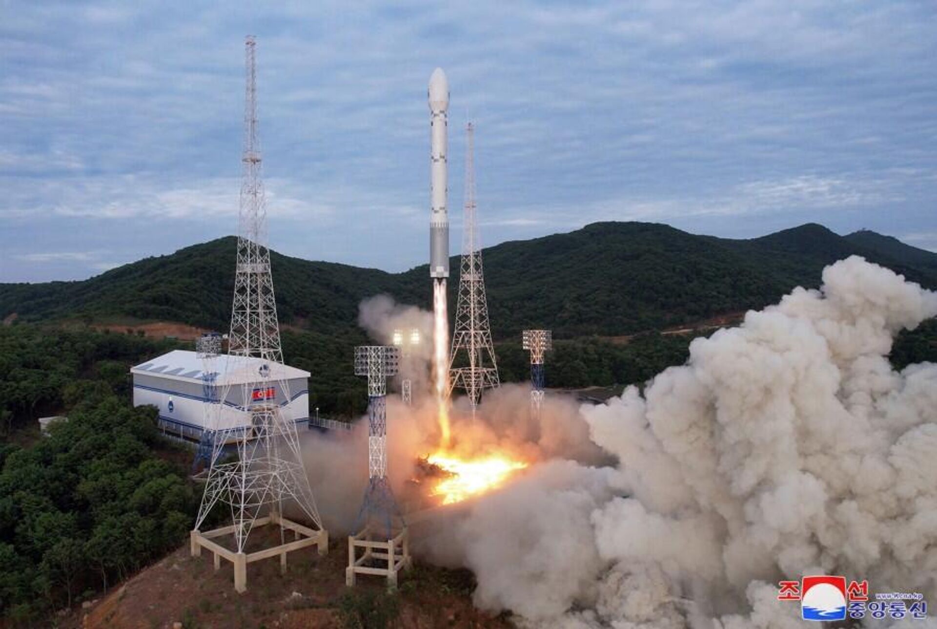 朝鮮發射了攜帶衛星的彈道導彈 - 俄羅斯衛星通訊社, 1920, 01.06.2023