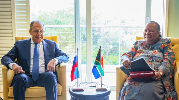 俄罗斯外交部长谢尔盖∙拉夫罗夫与南非共和国外交部长娜莱迪·潘多尔 - 俄罗斯卫星通讯社