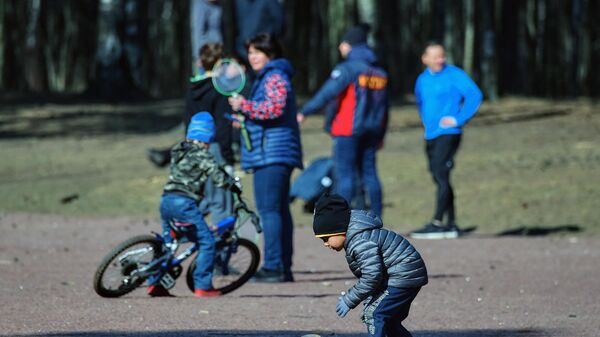 民调显示，51%的俄罗斯公民认为，与现在的孩子相比自己的童年更幸福 - 俄罗斯卫星通讯社