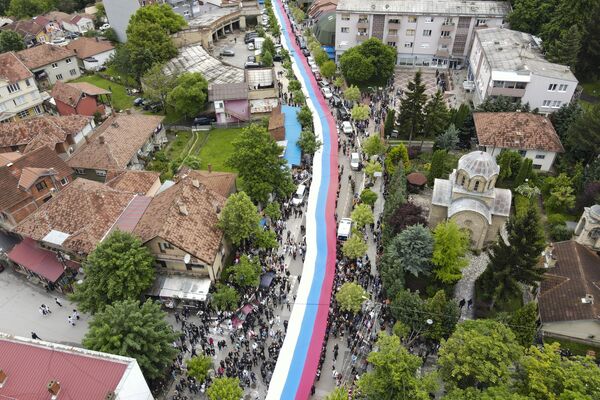 科索沃北部茲維坎市居民手持巨型塞爾維亞國旗參加抗議集會。 - 俄羅斯衛星通訊社