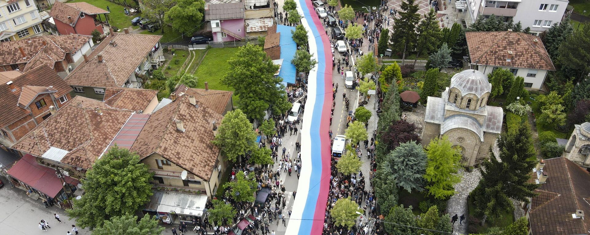 Гигантский сербский флаг на акции протеста в городе Звечан на севере Косово - 俄罗斯卫星通讯社, 1920, 25.12.2023