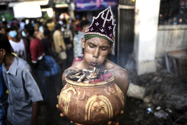 緬甸仰光赤腳走火節期間，一名印度教教徒正在準備在燃燒的煤炭上行走。 - 俄羅斯衛星通訊社
