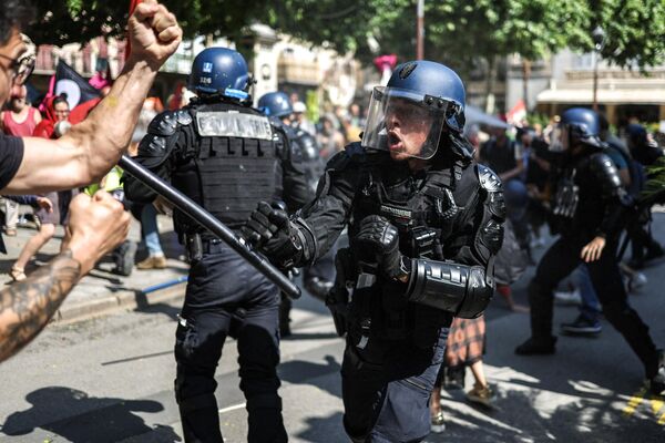 法國南部米羅舉行反對退休制度改革示威活動。圖為抗議者與憲兵發生衝突。 - 俄羅斯衛星通訊社