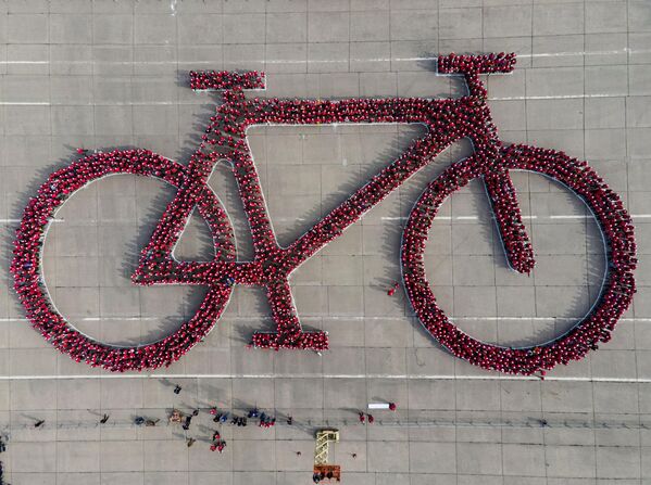 數千人聚集在智利聖地亞哥的奧希金斯公園內嘗試打破吉尼斯世界紀錄，他們用身體組成一幅巨大的自行車圖案。 - 俄羅斯衛星通訊社