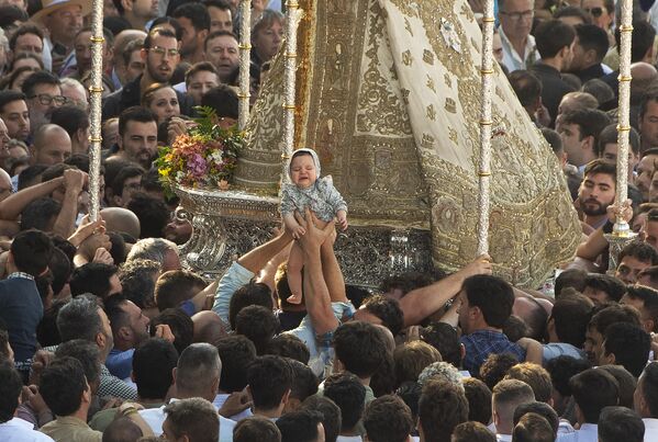 西班牙埃爾羅希奧村一年一度的朝聖活動。圖為朝聖者將嬰兒輕附在聖母瑪利亞的聖像前。 - 俄羅斯衛星通訊社