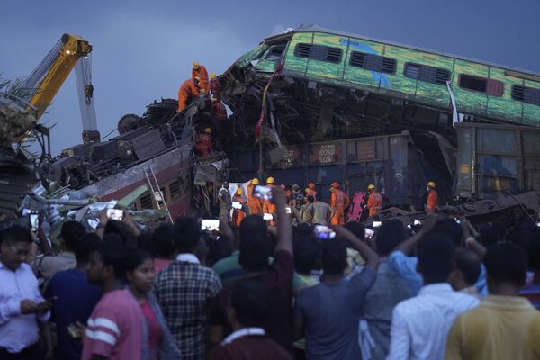 印度救援队员在事故现场搬运遇难者遗体。 - 俄罗斯卫星通讯社