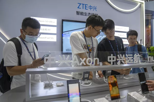 北京，2023中国国内信息通讯展览会上的复原（ZTE）智能手机。 - 俄罗斯卫星通讯社
